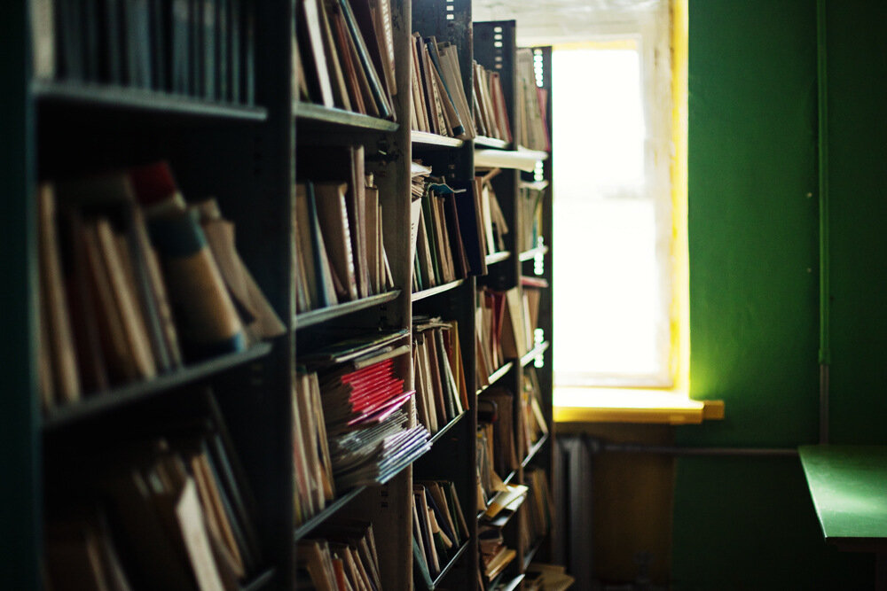 В библиотеке для ребят. На полках книги в ряд стоят. Бери, читай и много знай, но книгу ты не обижай. Она откроет мир большой..